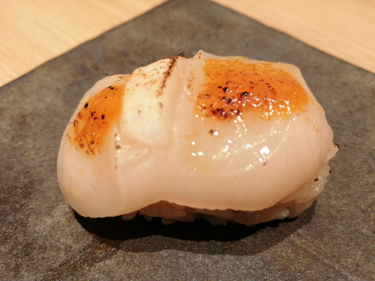 aburi-hotate-seared-scallop-sushi