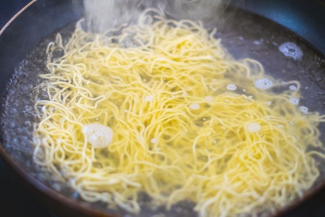 ラーメン　茹でる