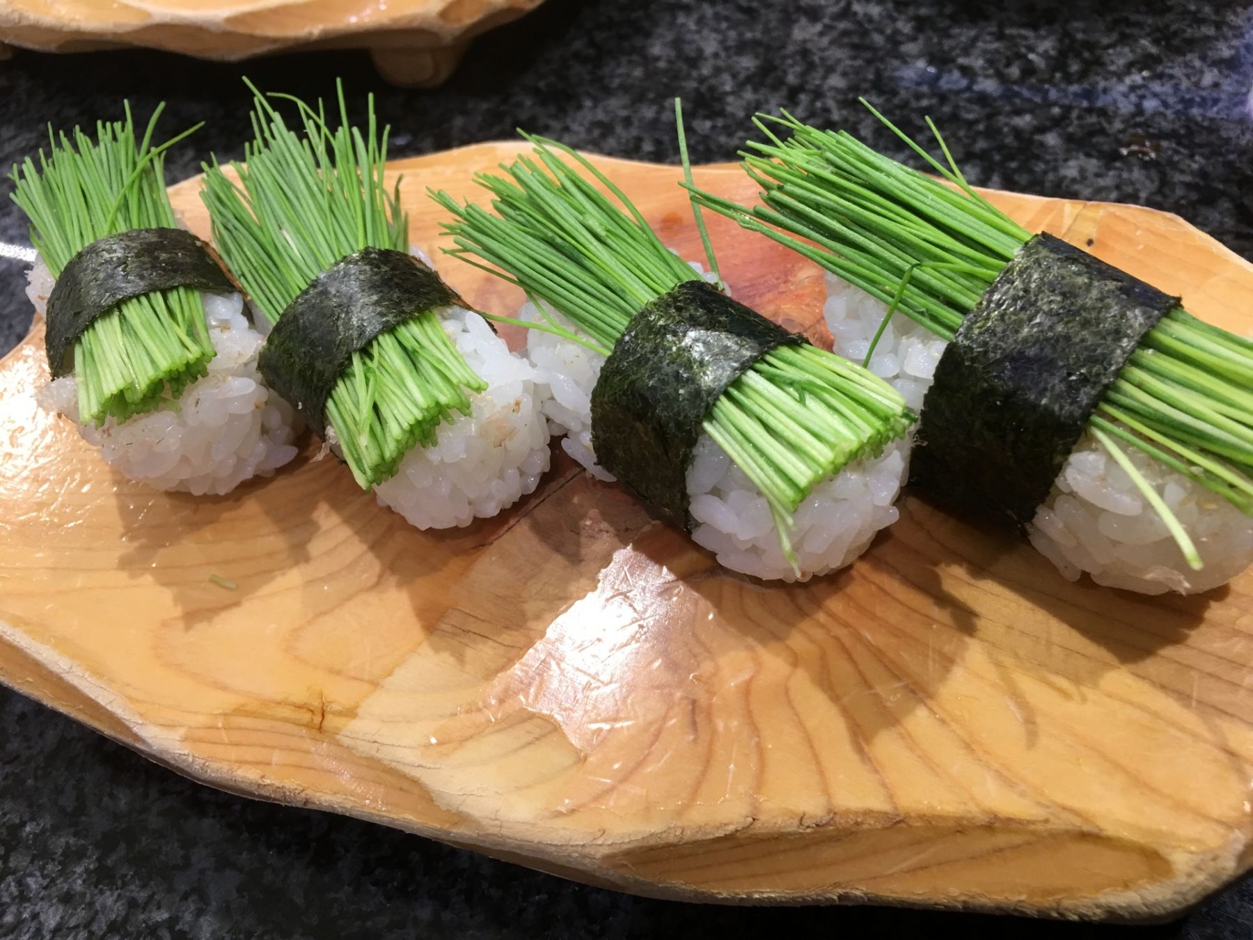 寿司の芽ねぎとは？味や役割を解説