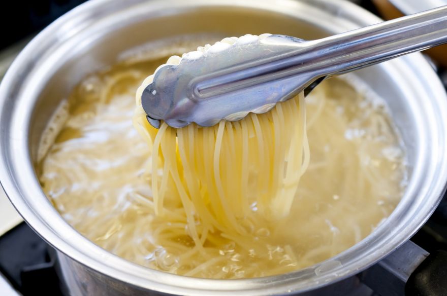パスタを茹でる