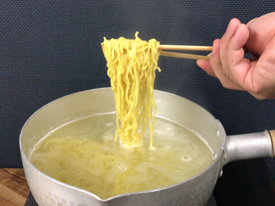 ラーメン 茹でる
