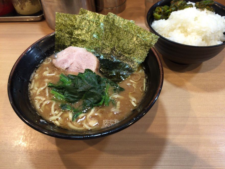 家系ラーメンとライス
